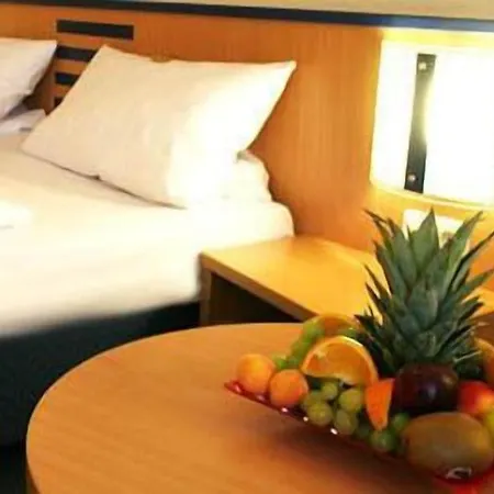 Np Wallis Hotel