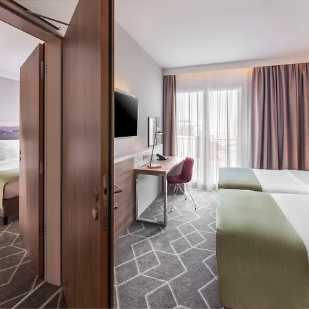 - East, An Ihg מלון