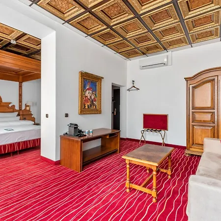 Hotel King's First 4*