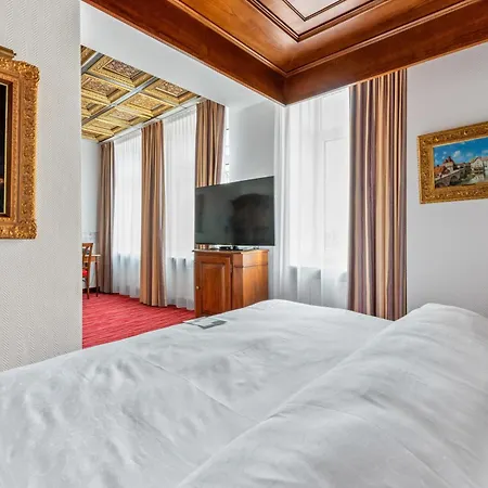 Hotel King's First