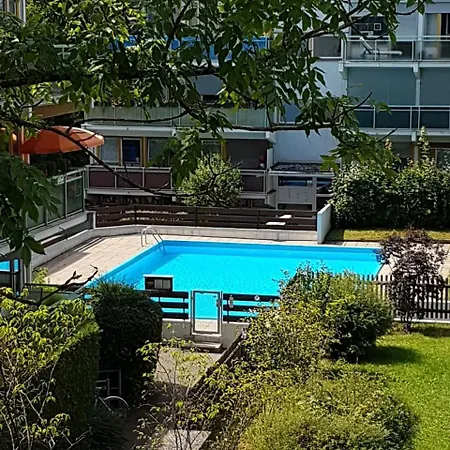 Sunny With Pool Access 아파트