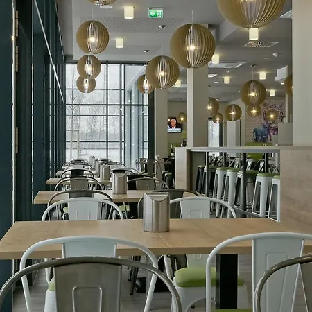 Super 8 By Wyndham West Hotel 3*