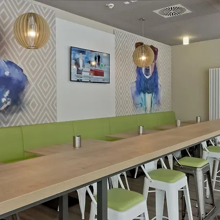 Super 8 By Wyndham West Hotel Munich