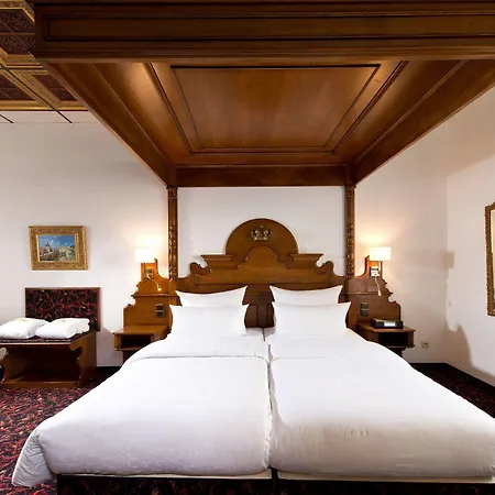 Hotel King's First 4*