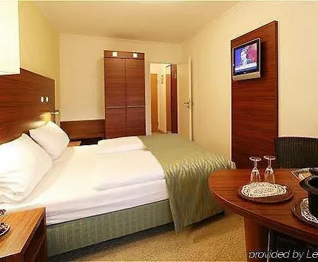 Np Wallis Hotel