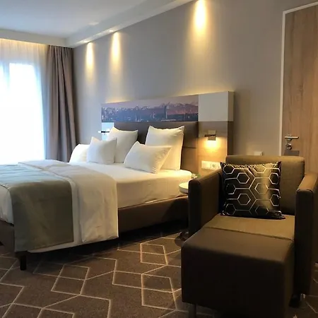- East, An Ihg מלון