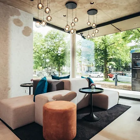 Kalm - East Aparthotel 4*