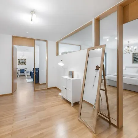 Zwei Im Stadtzentrum Mit Tiefgaragenplatz *