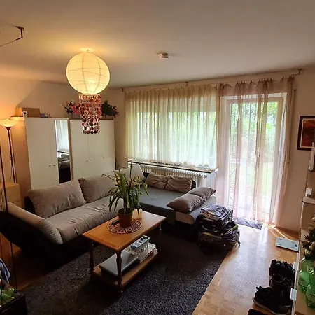 Akropolitan Schoenes In Einer Mit Eigenem Grossen Garten Homestay