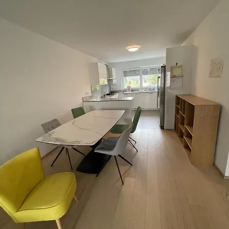 Apartment Familienfreundliche Mit 110qm In Ruhiger Und Gut Angebundener Lage