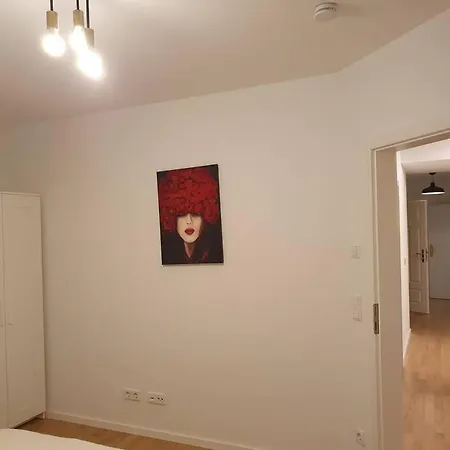 Helle 3 Souterrainwohnung In Einem Neubau-villa *
