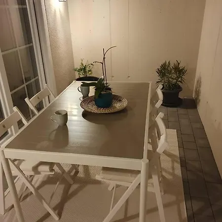 Helle 3 Souterrainwohnung In Einem Neubau-villa