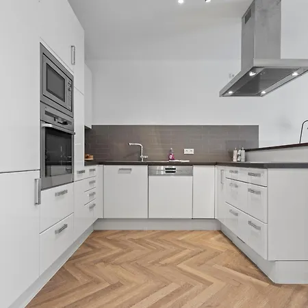 Flatista Homes - Station - 4 Br * München