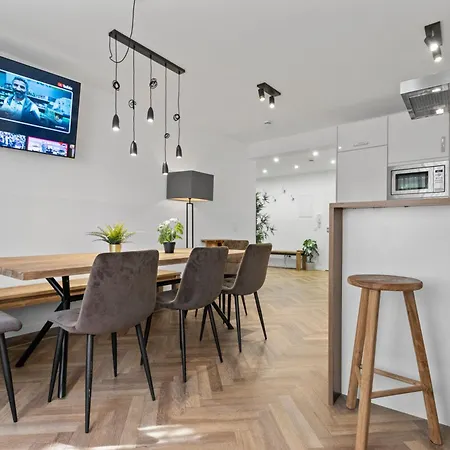 Flatista Homes - Station - 4 Br Apartman *