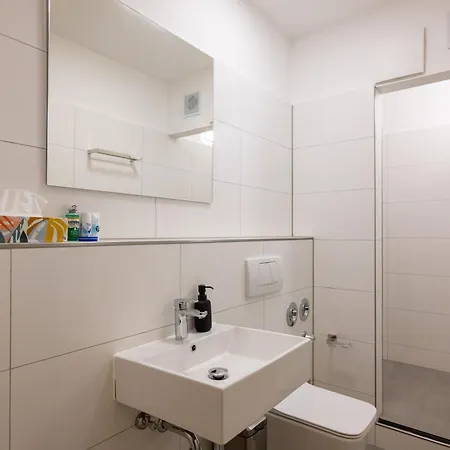 Large 155 Qm And 5 Bedrooms With Roof Terrace In Centrally Located 1 To 14 Guests * Munique