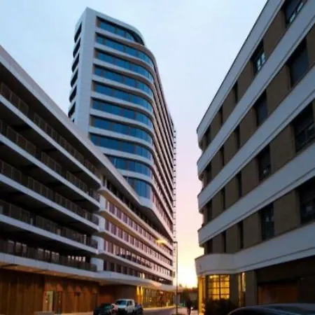 Hampton By Hilton Center East Hotel