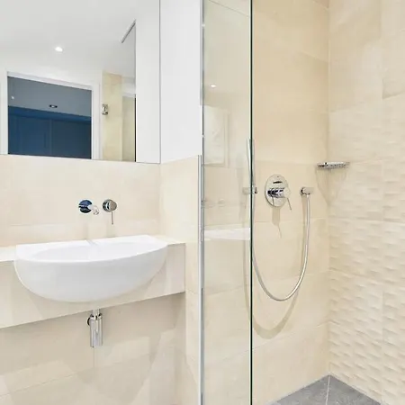 Schwan Locke 4* Munich