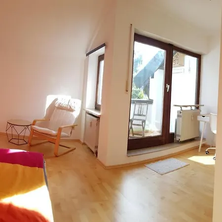 Schones In Privatwohnung An Der U-bahn, Geteiltes Bad, Eigenes Wc Homestay *