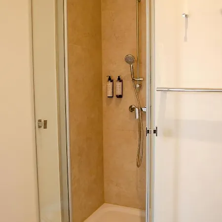 Homely 4 - Chic Self-check-in For Short