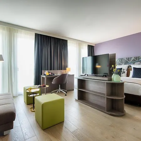 Leonardo East 4*