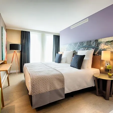 Leonardo East 4*