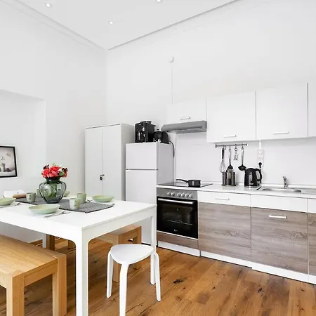 Wiesen Living - For Up To Twelve People * München
