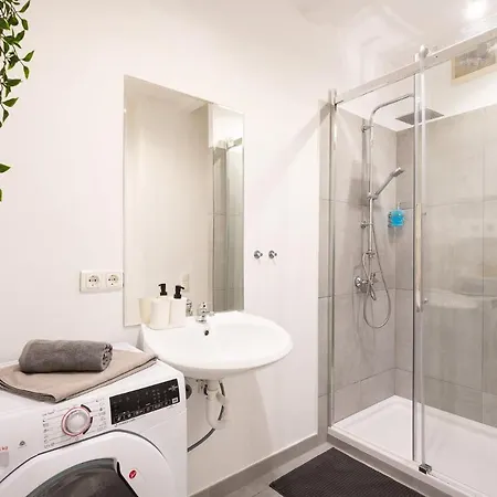 Wiesen Living - For Up To Twelve People * München