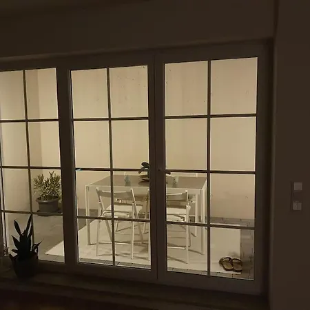 Helle 3 Souterrainwohnung In Einem Neubau-villa *