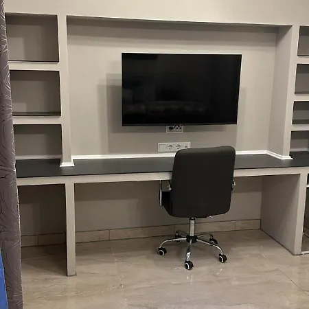 Ein-schlafzimmer-apartment Mit Allen Einrichtungen In Einem Familienhaus - No Party