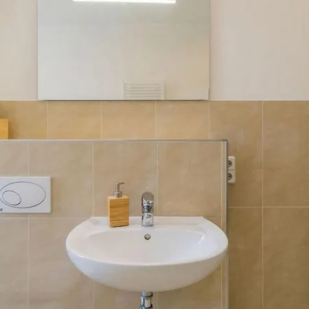 Apartment Lovely 4-bedrooms - Up To 8 Guests- What'app - 0034-635-518-216 - For Reservations! *