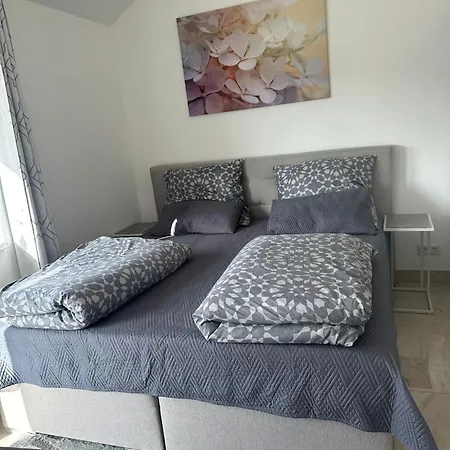 Apartment Zweizimmer-apartment Mit Allen Einrichtungen In Einem Familienhaus - No Party - Near To S8 Station Line Munich