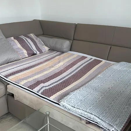 Zweizimmer-apartment Mit Allen Einrichtungen In Einem Familienhaus - No Party - Near To S8 Station Line Apartment *