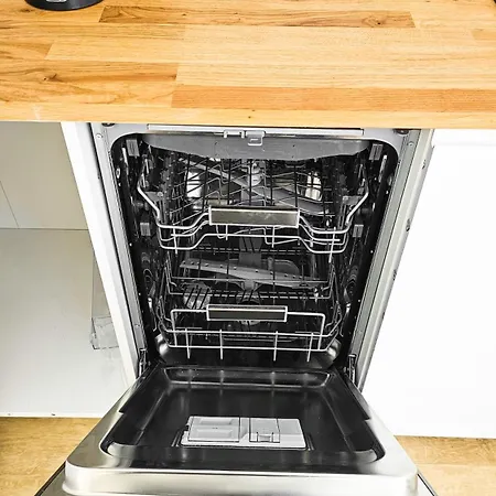 L - Lovely Newly Built In Apartment
