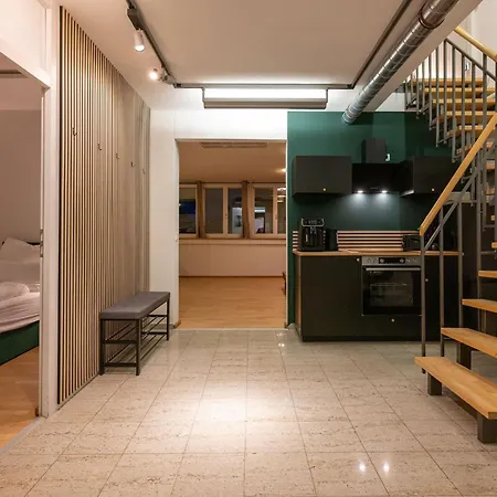 Large 150 Qm In Centrally Located 1 To 15 Guests דירה מינכן