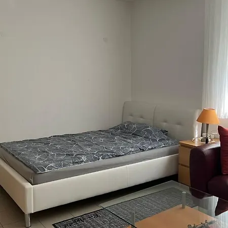 Mit Eigenem Bad Und Kueche In Reihenhaus * Munich
