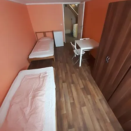 Ostello Low Budget Allach Hostel Rooms & Apartments Eve 168 *