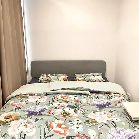 Large Cozy With Balcony And Kitchen At Pasing Apartment *