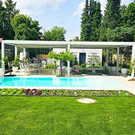 Apartment Luxurious Large With Pool, Garden, Koi Pond