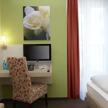 Hotel H+