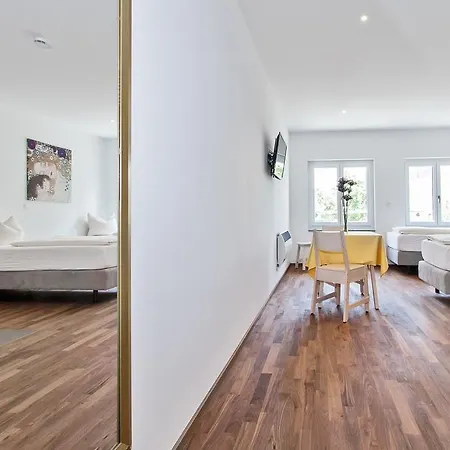 Carl Apartment *