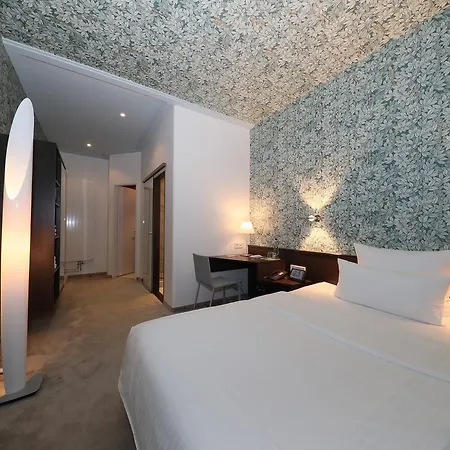 Moma1890 Boutique 4*
