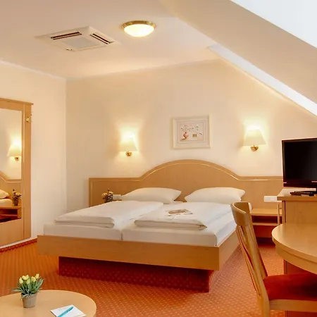 Hotel Kriemhild Am Hirschgarten 3*