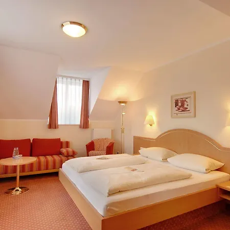 Hotel Kriemhild Am Hirschgarten 3*