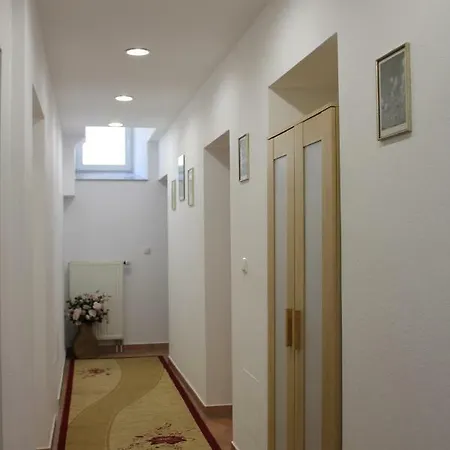 Schwabing- Souterrain Apartment