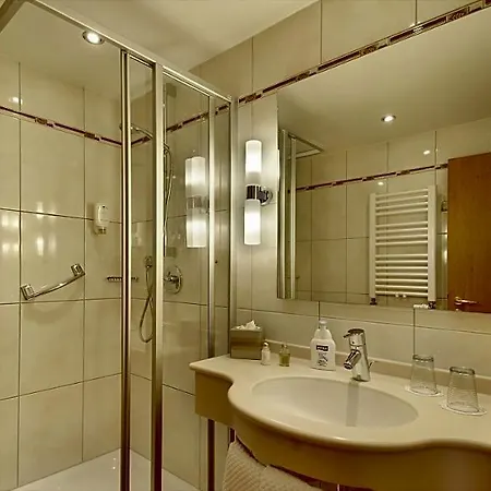 Hotel Kriemhild Am Hirschgarten 3*