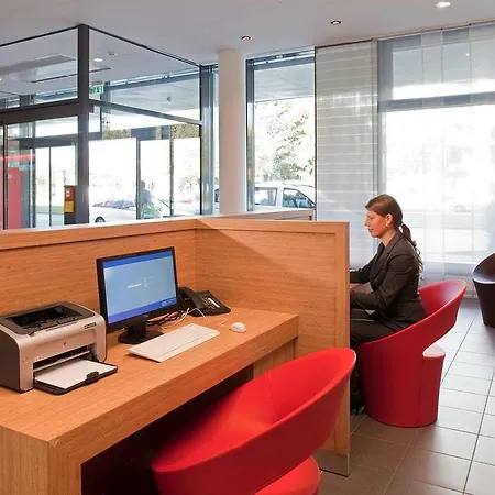 Ibis West Hotell 3*