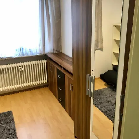 Die Ist Zentral Gelegen Und Trotzdem Sehr Ruhig-wg-shared-apartament-is Not Detached Apartament-general Wc Mnichov
