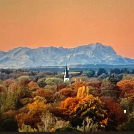 Alpen-panorama - Einzigartige Privatsuite Hoch Ueber Muenchen, 12tes Og, Alpenblick, Loggia, Whirlpool, 15 Minuten Zum Zentrum, Ruhe Und Erholung In Der Stadt Fuer Privat Und Geschaeftlich Reisende Quarto em Acomodações Particulares *