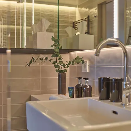 Adina Aparthotel 4*