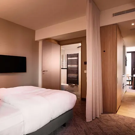 Adina Aparthotel 4*